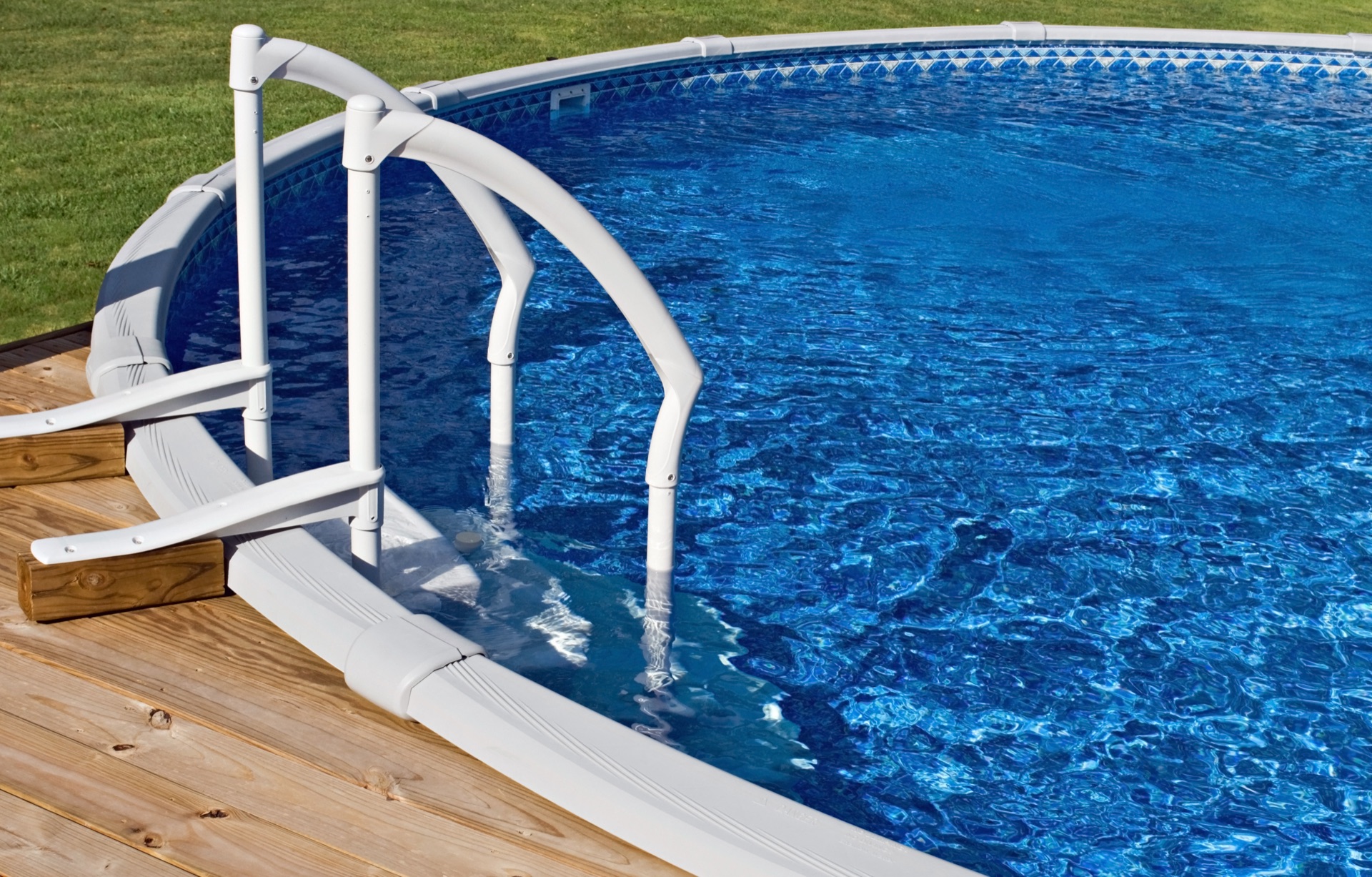 Above-ground pool in Ottawa